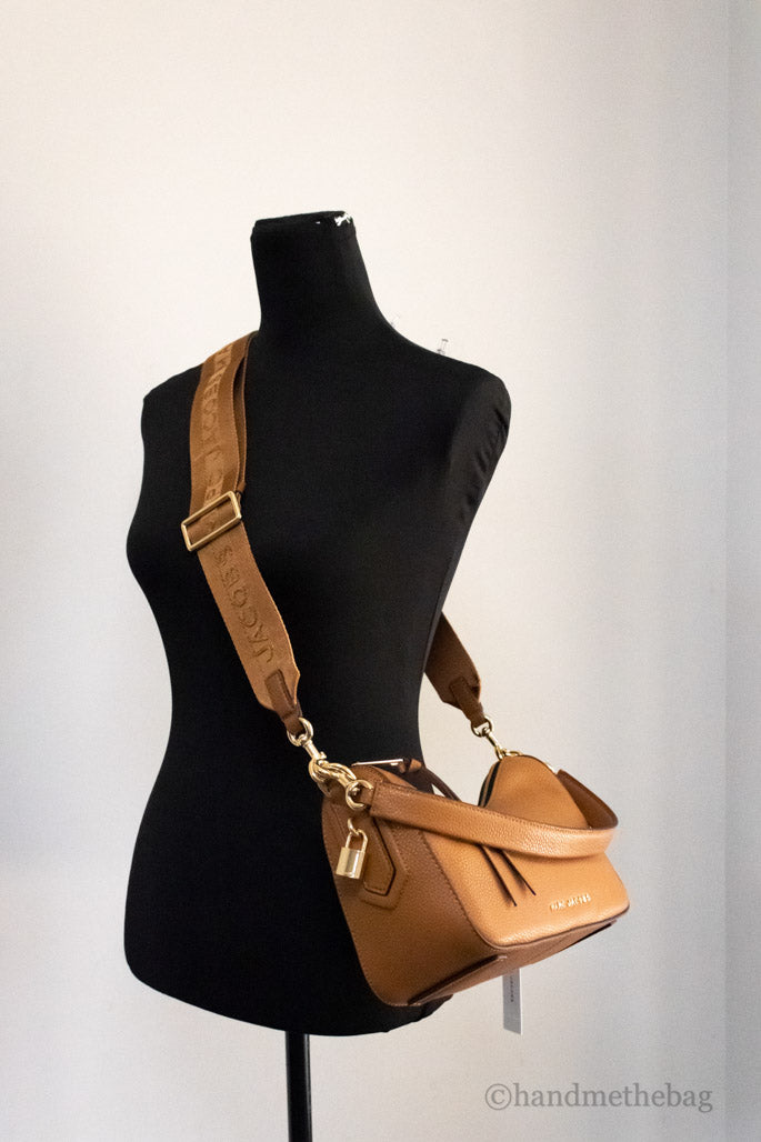 marc jacobs drifter smoked almond hobo bag on mannequin