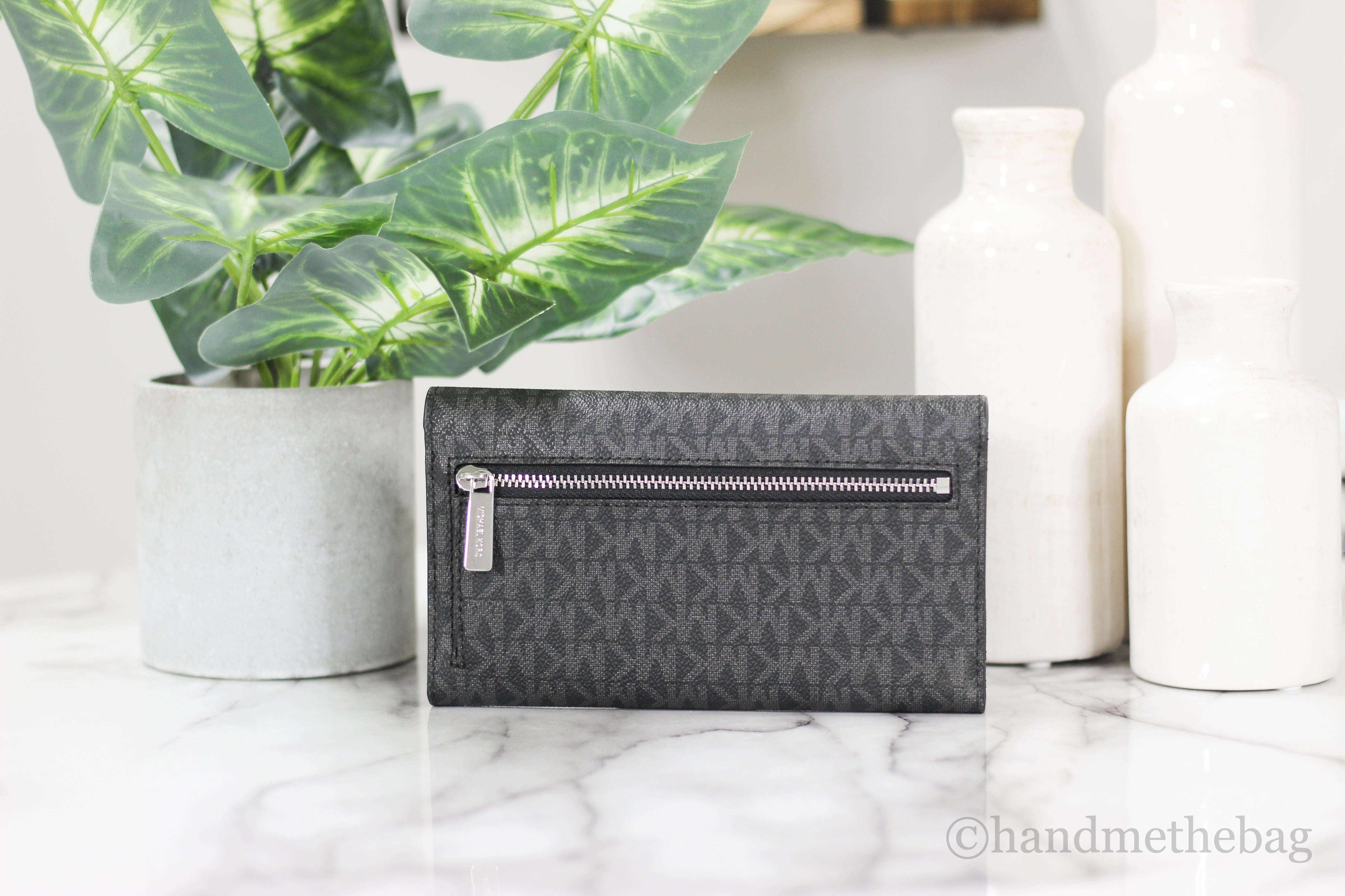 Michael kors black hot sale and beige wallet