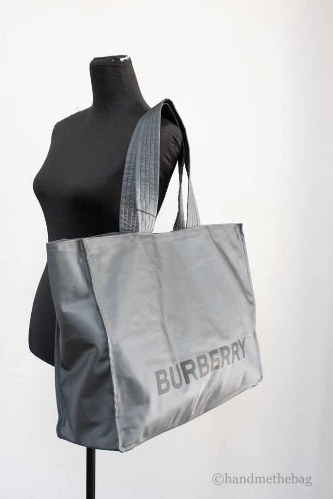 burberry trench charcoal grey econyl tote on mannequin