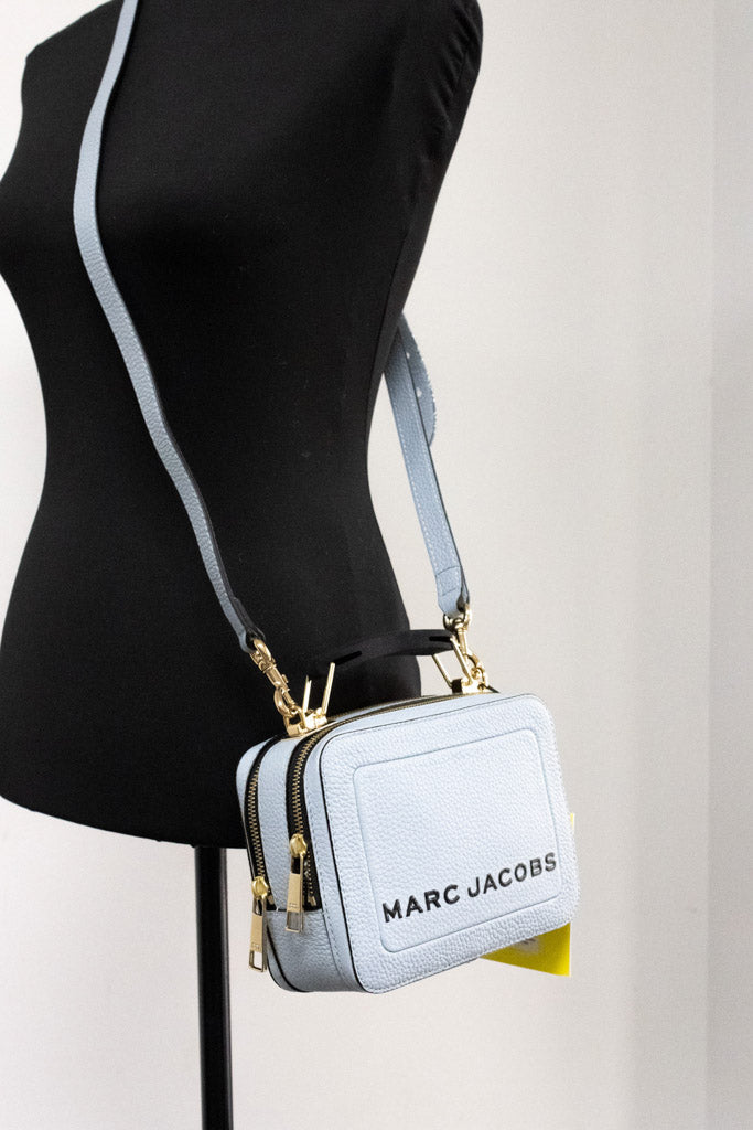 marc jacobs the box quarry crossbody close on mannequin